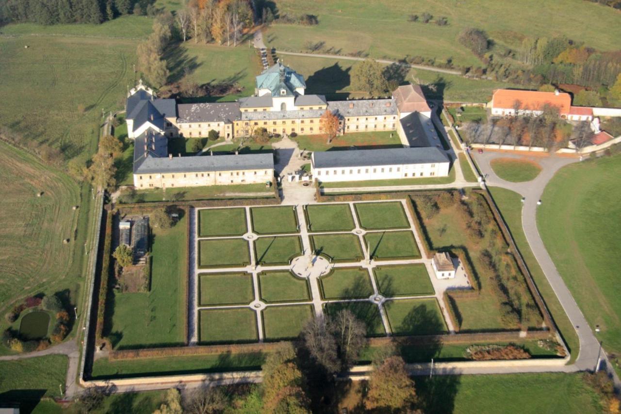 Srub na svahu sjezdovky v Radvanicích Radvanice (Hradec Kralove) Exterior foto